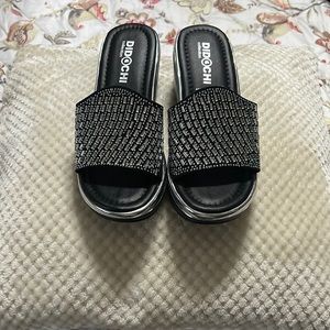 Nice casual shoe goes with a casual dress or shorts.